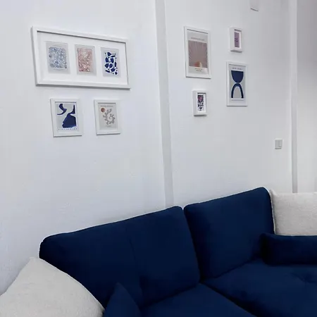 Indigo Blue - Center Apartment *